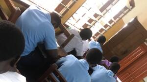 Jugendliche in Ghana bearbeiten einen Fragebogen