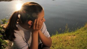 Jugendliche am See