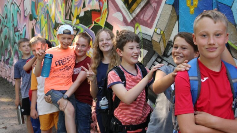 Jugendliche bilden eine Schlange